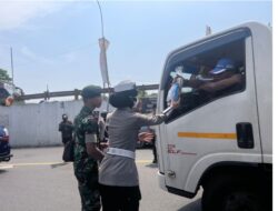 Bentuk Perhatian, Polres Karawang Bagi Bagi Bingkisan Snack Ke Pemudik