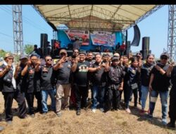 Prabu Ramlan Samsuri Bagikan 2 Ton Ikan Bandeng  di Desa Pakisjaya