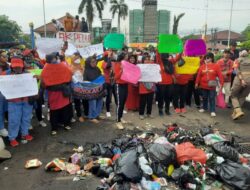 Tolak Perluasan TPSA Jalupang Warga Wancimekar Kepung Kantor Pemkab Karawang