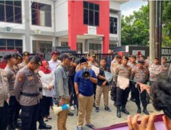 Revolusi Pemuda Bekasi Berunjuk Rasa Minta 7 Tuntutan ke Kantor Bawaslu Kota Bekasi 