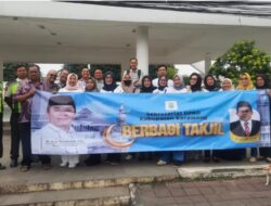 Sekretariat DPRD Karawang Bagikan Ratusan Takjil Untuk Warga Berbuka Puasa