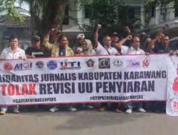 Aksi unjuk Rasa Forum Jurnalis Kàrawang Tolak RUU Penyiaran 