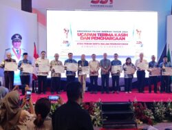 Bupati Aep Syaepuloh Berikan Penghargaan Anugerah Pajak Daerah Dalam Rangkaian Perayaan Hari Jadi Kabupaten Karawang
