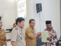 Bupati Aep Dan BPN Karawang Serahkan Sertipikat PTSL Kepada Ratusan Masyarakat