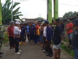 Masuk Musim Penghujan Kades Bojongsari Gencar Bersihkan Solokan