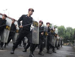 Kendalikan “Kerusuhan”Petugas Lapas Karawang Dalam Pelatihan Penanggulangan Huru Hara (PHH)