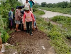 Warga Labansari Gorol Memperbaiki Jalan Rusak