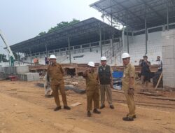 Usai Cuti, Bupati Aep Syaepuloh Langsung Sidak Rehabilitasi Stadion Singaperbangsa
