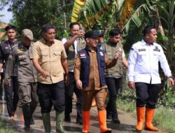 Bupati Ade Kunang Tinjau Lokasi Banjir di  Cikarang Timur