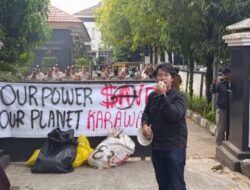 Aksi Mahasiswa Kepung Kantor DHLK ,Tuntaskan Masalah Pencemaran Lingkungan di Karawang