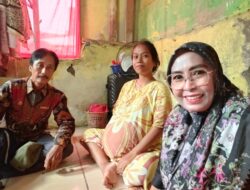Dewan Rosmilah Kunjungi Karsih, Warga Penderita Pembengkakan Perut di Cibuaya