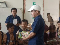 PWI Peduli dan PT Pindo Deli Distribusikan Buku Tulis ke SDN Karangligar