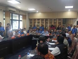 Sekretaris Komisi I DPRD Karawang, Khoerudin didampingi Ketua DPRD Terima Perwakilan Rapat Dengar Pendapat Masyarakat Karawang Selatan