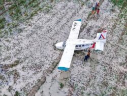Pesawat jenis GA8 Airvan milik Wise Air  Mendaratan Darurat di Area Persawahan Karawang 