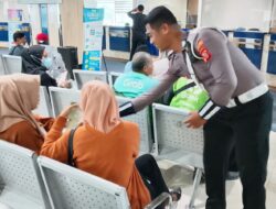 Polantas Menyapa, Satlantas Polres Karawang Berbagi Makanan ke Wajib Pajak