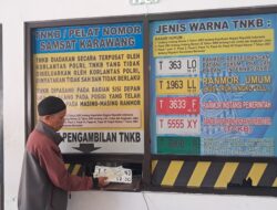 Satlantas Polres Karawang Gencarkan Program ‘Polantas Menyapa’, Edukasi Masyarakat Kenali Plat Nomor Kendaraan Resmi