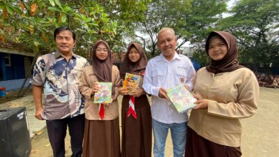 PWI Peduli Karawang Berikan Bantuan Pasca Banjir di SMPN 1 Telukjambe