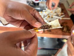 Petugas Lapas Karawang Gagalkan Penyelundupan 48 Batang Rokok Diduga Berisi Narkotika