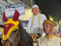 Kirab Mahkota Binokasih, Bupati Aep  Syaepuloh Sapa Masyarakat Karawang 