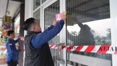 Kejari Karawang Segel Tiga Kantor Pengembang Dalam Korupsi Penyaluran Kredit BTN