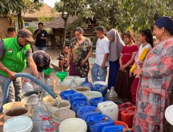 Pupuk Kujang Kirim Puluhan Ribu Liter Air Bersih ke Wilayah Kekeringan di Karawang  