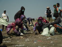 Warga dan Aparatur Gabungan Bersihkan Ceceran Minyak di Pesisir Sedari dan Cemarajaya Karawang