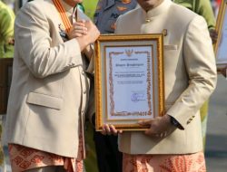 Kajari Karawang Raih Penghargaan atas Pendampingan Hukum Pemerintah Daerah